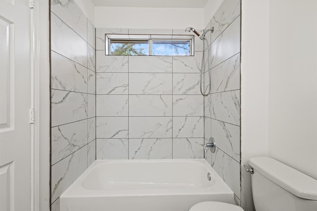 9502 Heartstone Lane Rowlett, TX 75087 - Photo 18 of 22 a bathroom with a bathtub and shower