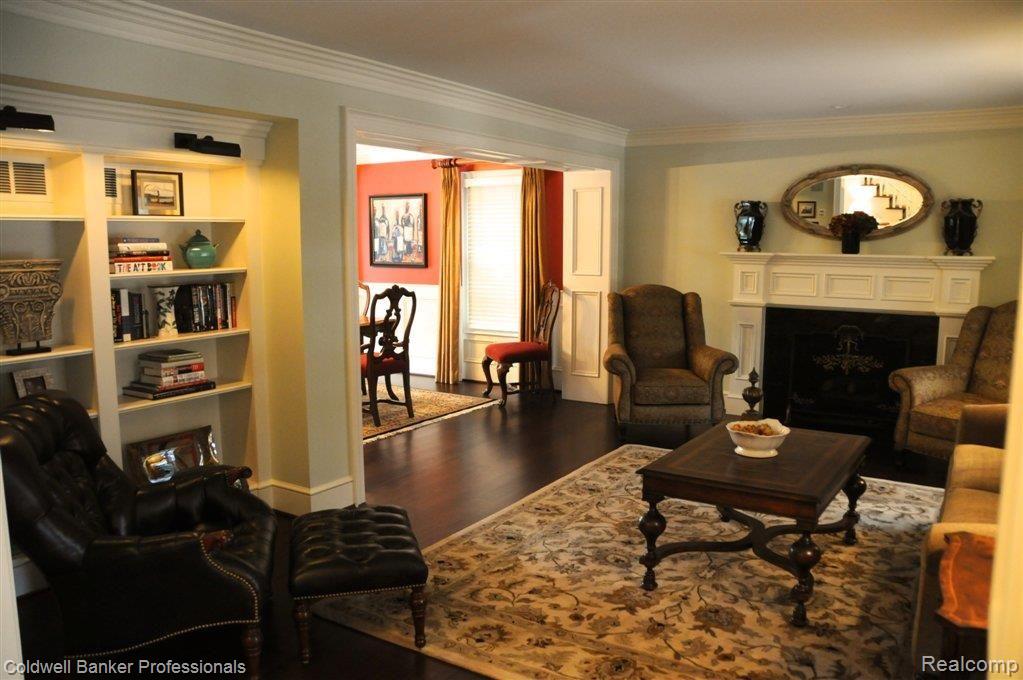 View thru Living Room into DR