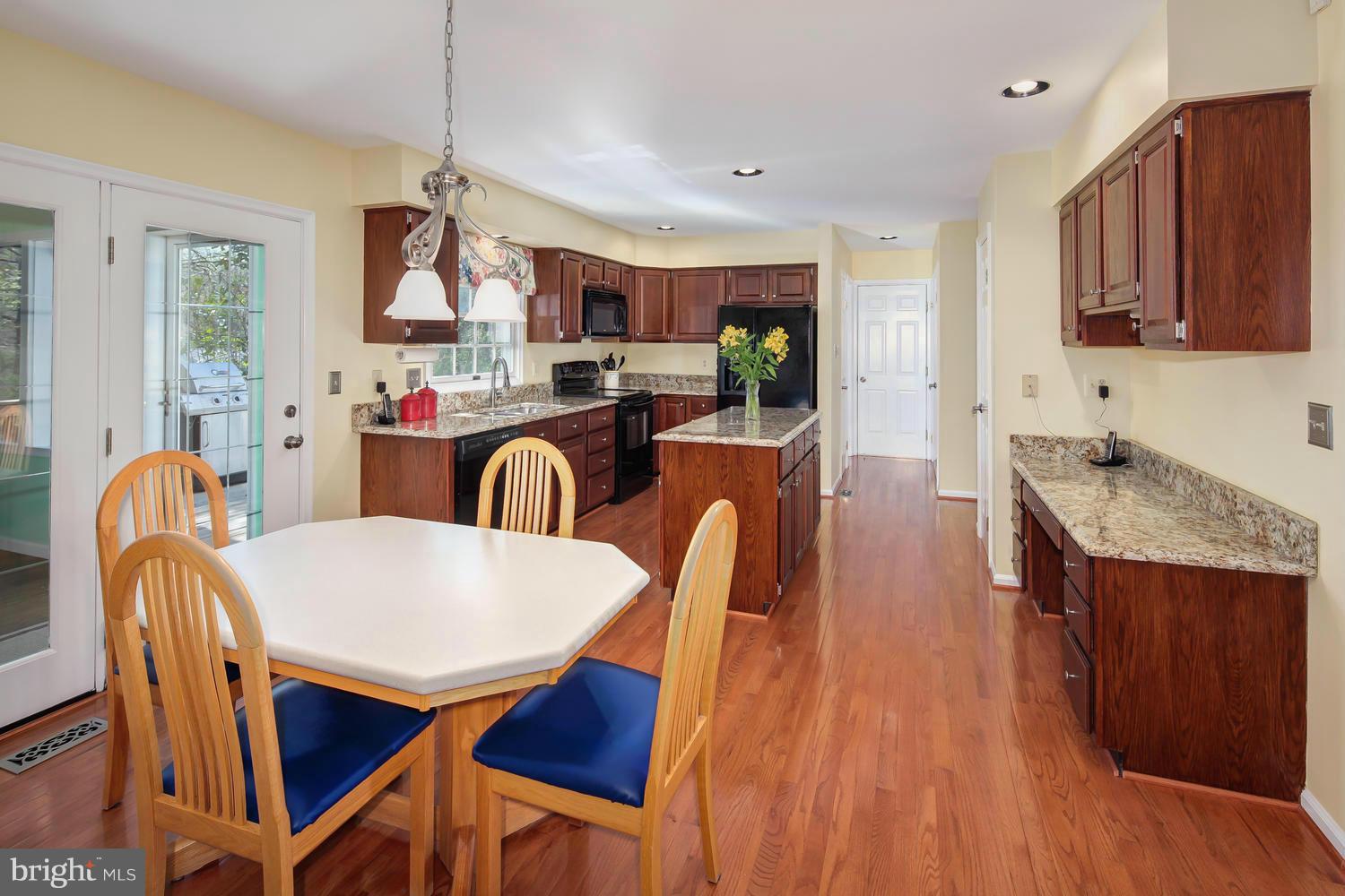 12557 Rock Ridge Road Herndon, VA 20170 - Photo 8 of 25 Kitchen