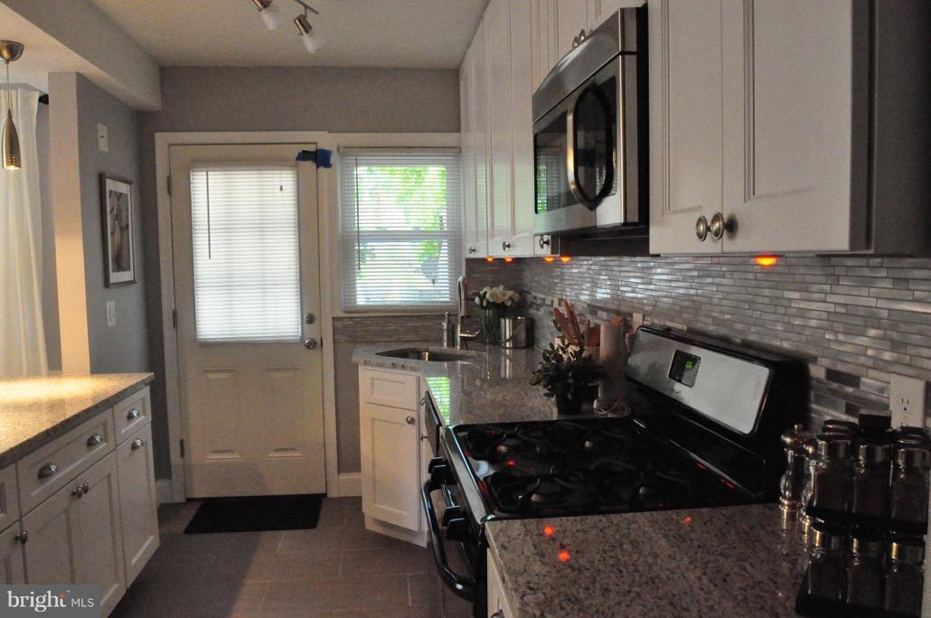 1623 Ramblewood Road Baltimore, MD 21239 - Photo 9 of 24 lights under the cabinetsn