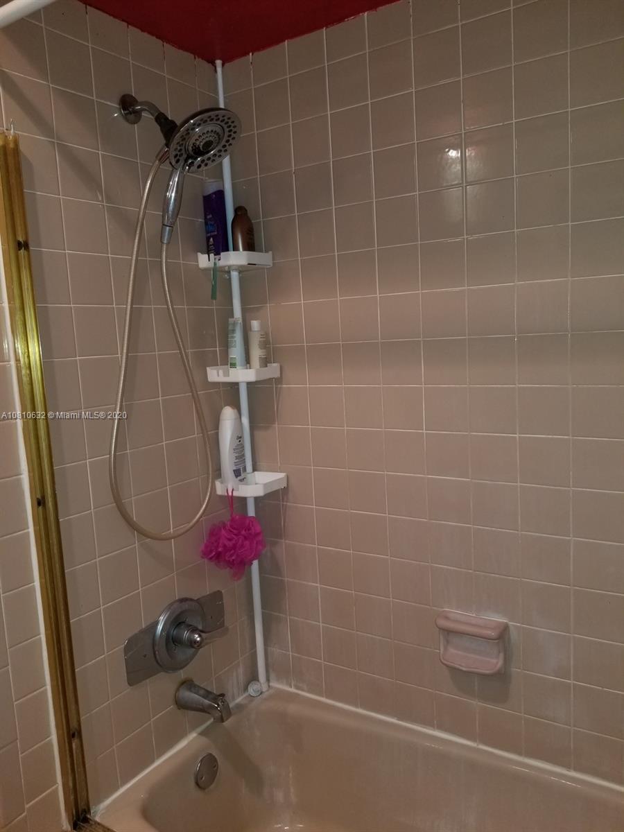 2001 North Park Road Hollywood, FL 33021 - Photo 25 of 49 master bathroom shower/tub combo