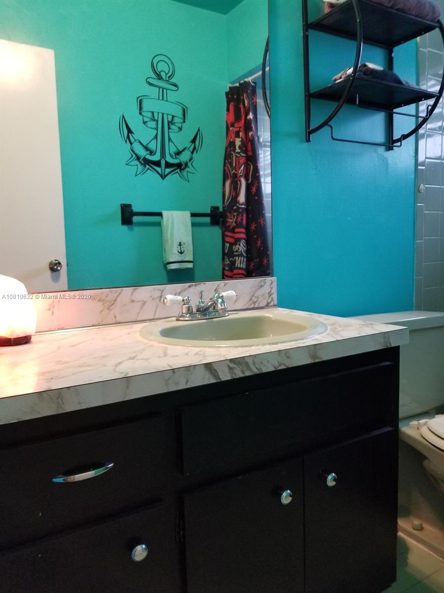2001 North Park Road Hollywood, FL 33021 - Photo 34 of 49 secondary bathroom.