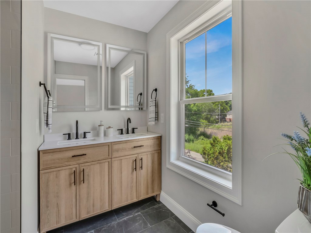 256 Point Avenue Warwick, RI 02889 - Photo 17 of 26 Master Bathroom