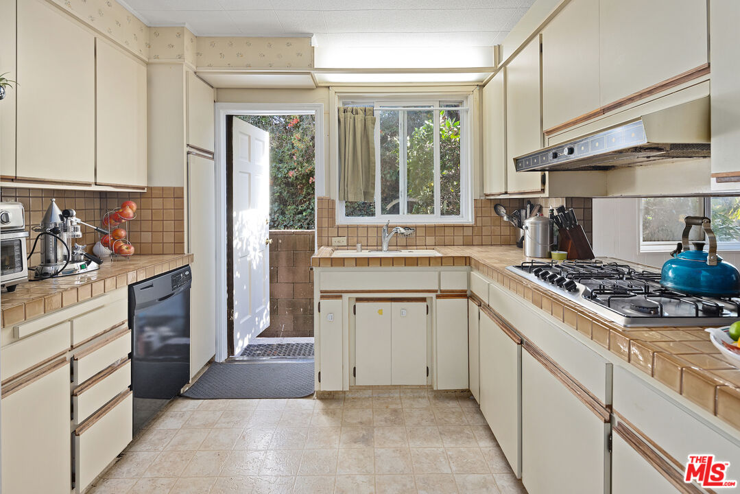 6501 Commodore Sloat Drive Los Angeles, CA 90048 - Photo 8 of 29