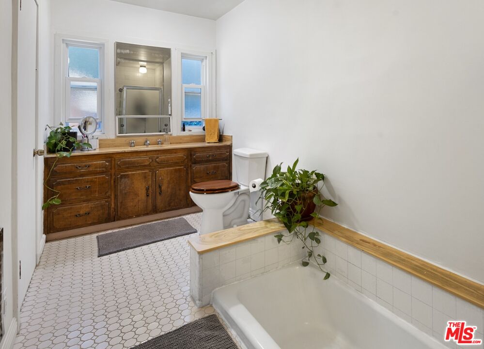 6501 Commodore Sloat Drive Los Angeles, CA 90048 - Photo 10 of 29