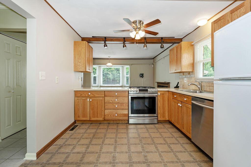 918 Farnham Road Columbus, OH 43220 - Photo 13 of 77 Kitchen