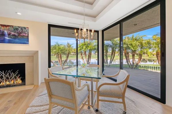a large kitchen with kitchen island a large island in it