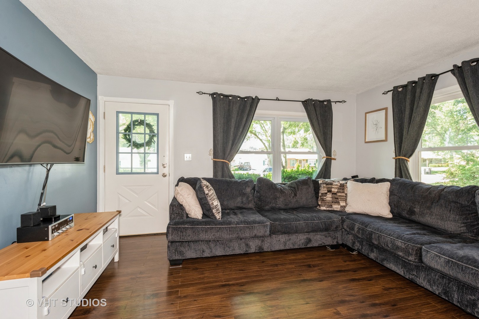 16 East Oltendorf Road Streamwood, IL 60107 - Photo 3 of 18 a living room with furniture and a large window