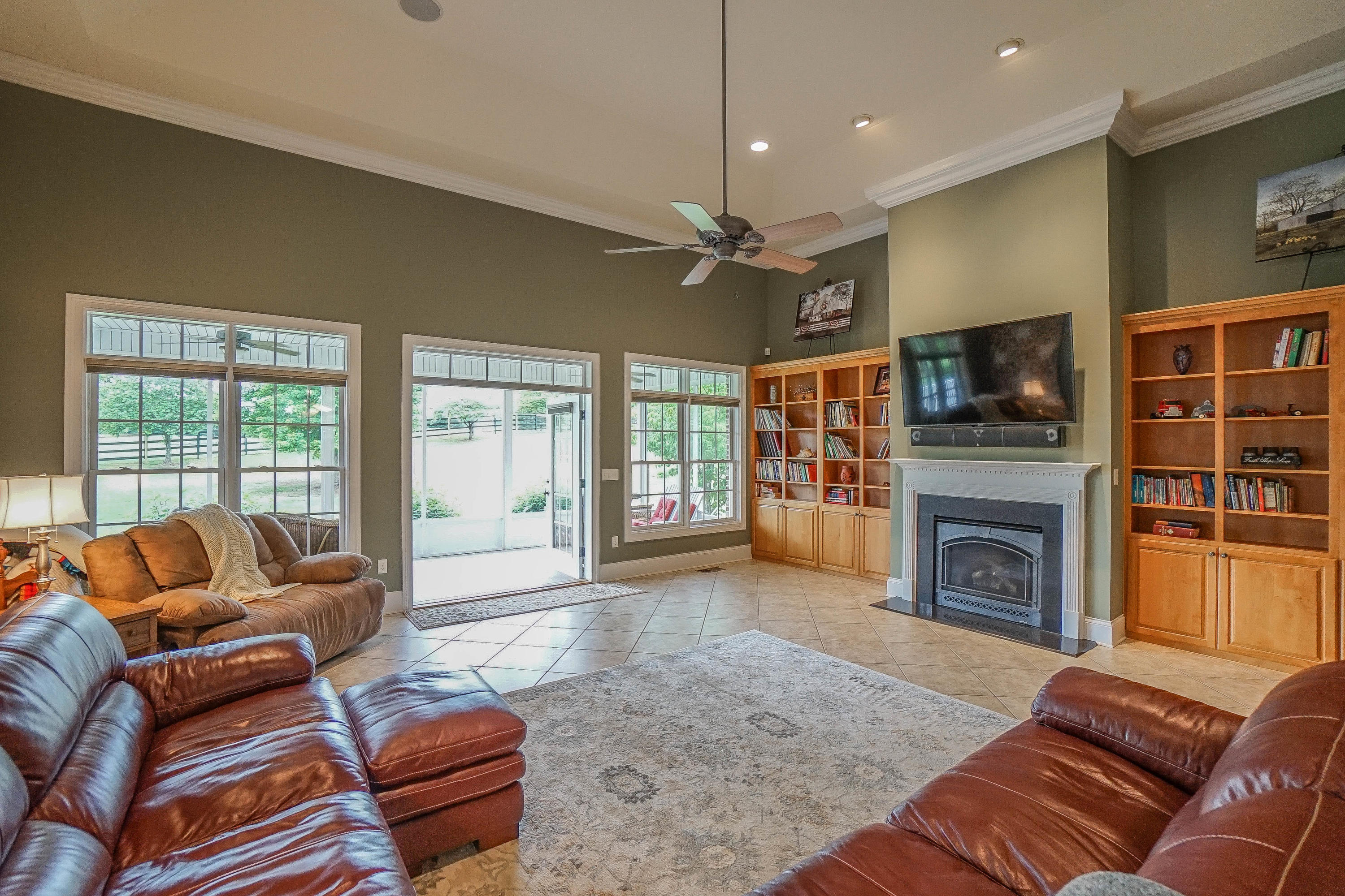 235 Thunder Road Vonore, TN 37885 - Photo 23 of 40 Living Room