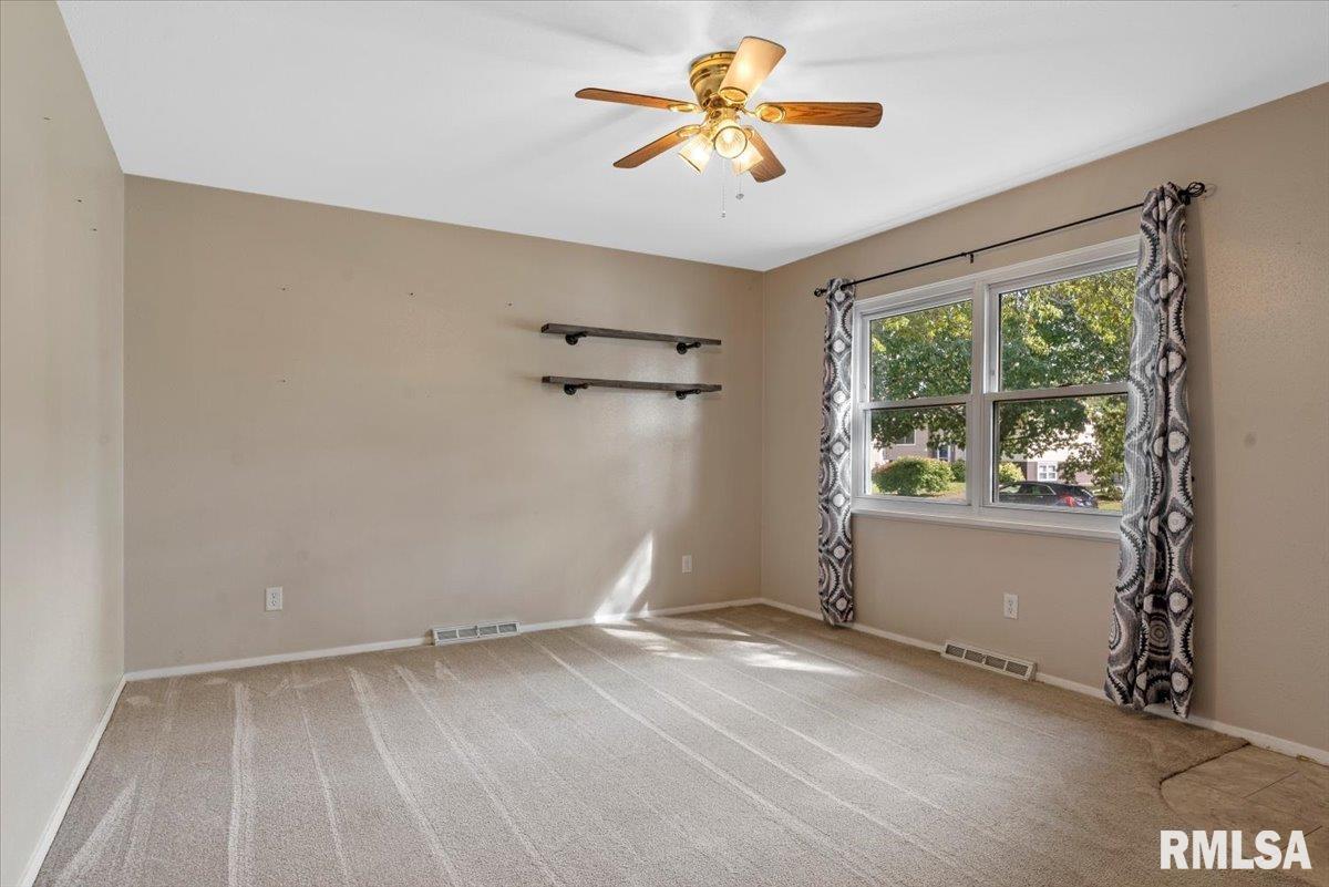 2317 Sutherland Road Springfield, IL 62702 - Photo 8 of 35