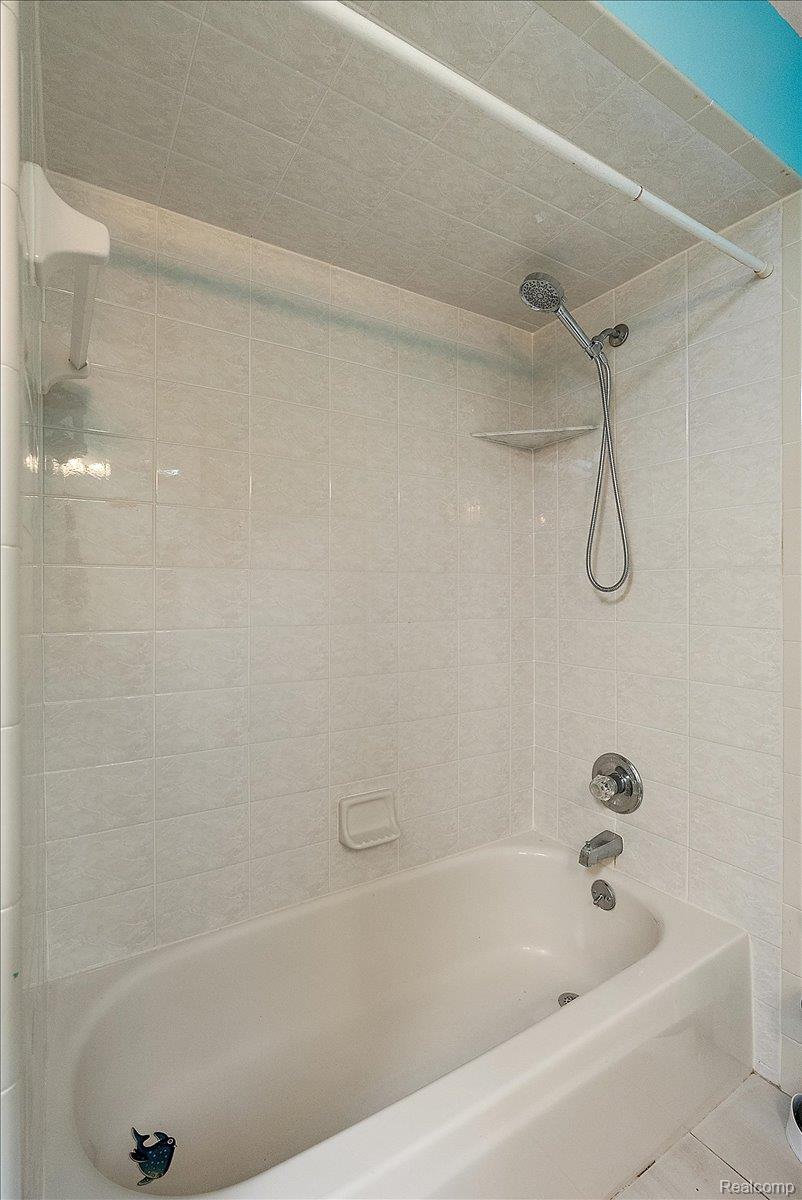 4190 Carbary Court Rochester, MI 48306 - Photo 49 of 78 2nd Floor Hall Bathroom Tub
