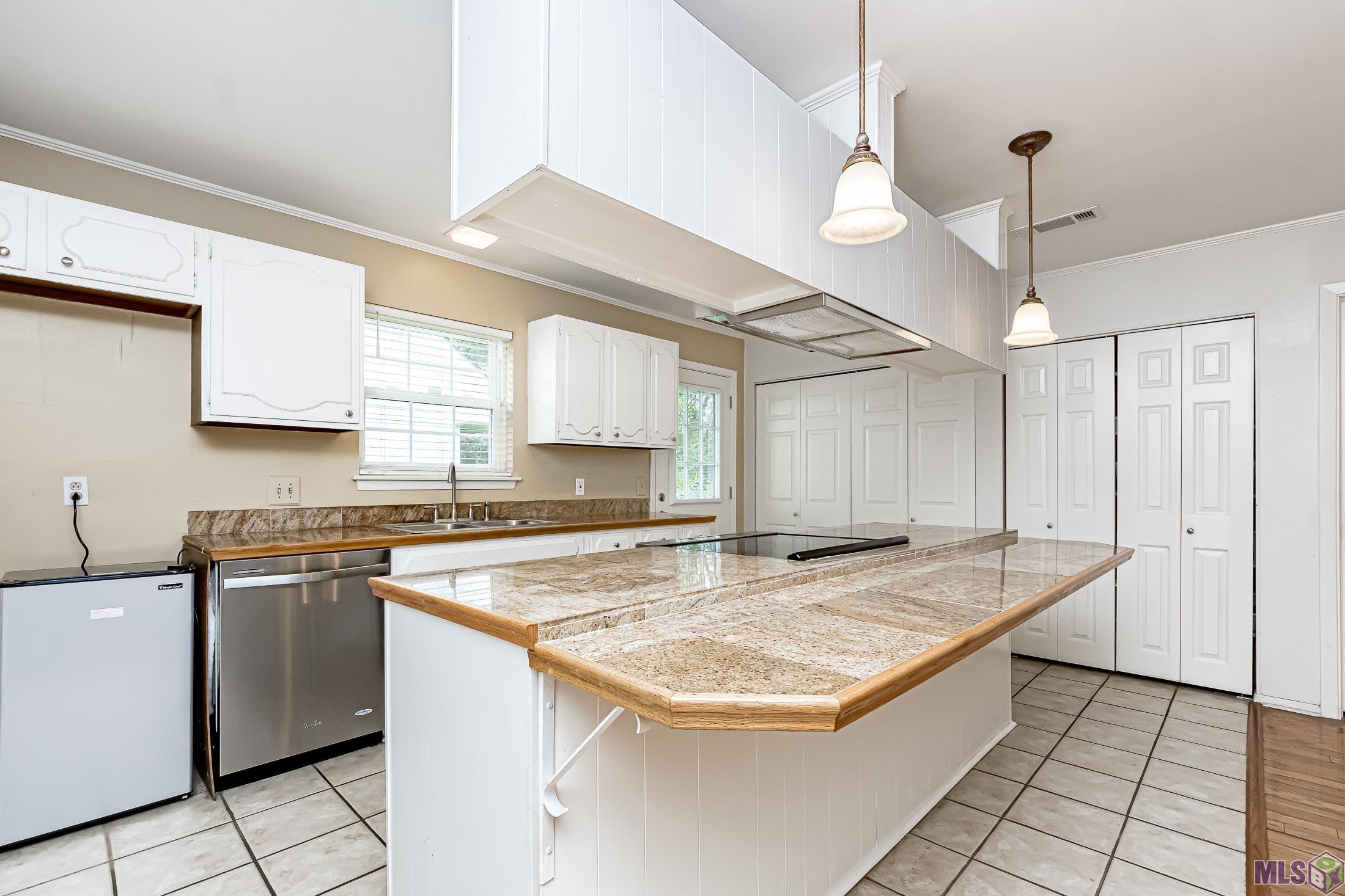 10386 Rhapsody Drive Baton Rouge, LA 70815 - Photo 9 of 21 Beautiful hanging pendant lighting