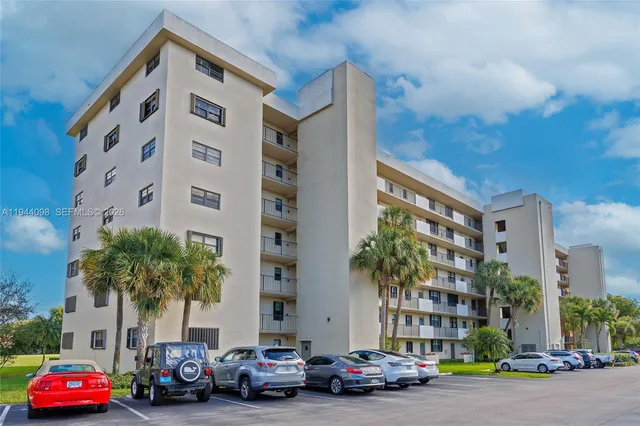 $269,500 | 2430 DC Country Club Boulevard, Unit 2062, Deerfield Beach, FL 33442