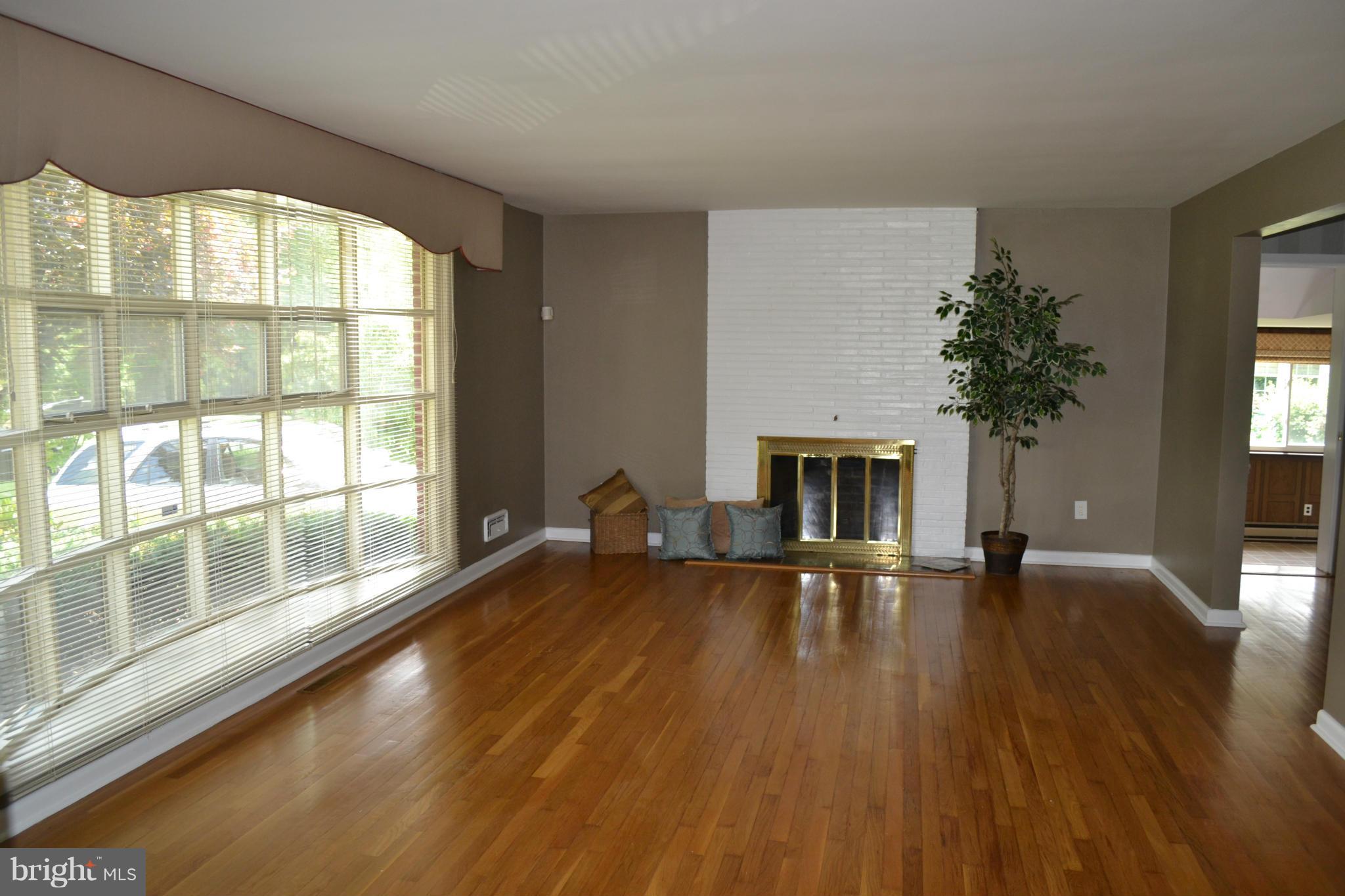 1109 Green Acre Road Towson, MD 21286 - Photo 3 of 30 Living Room