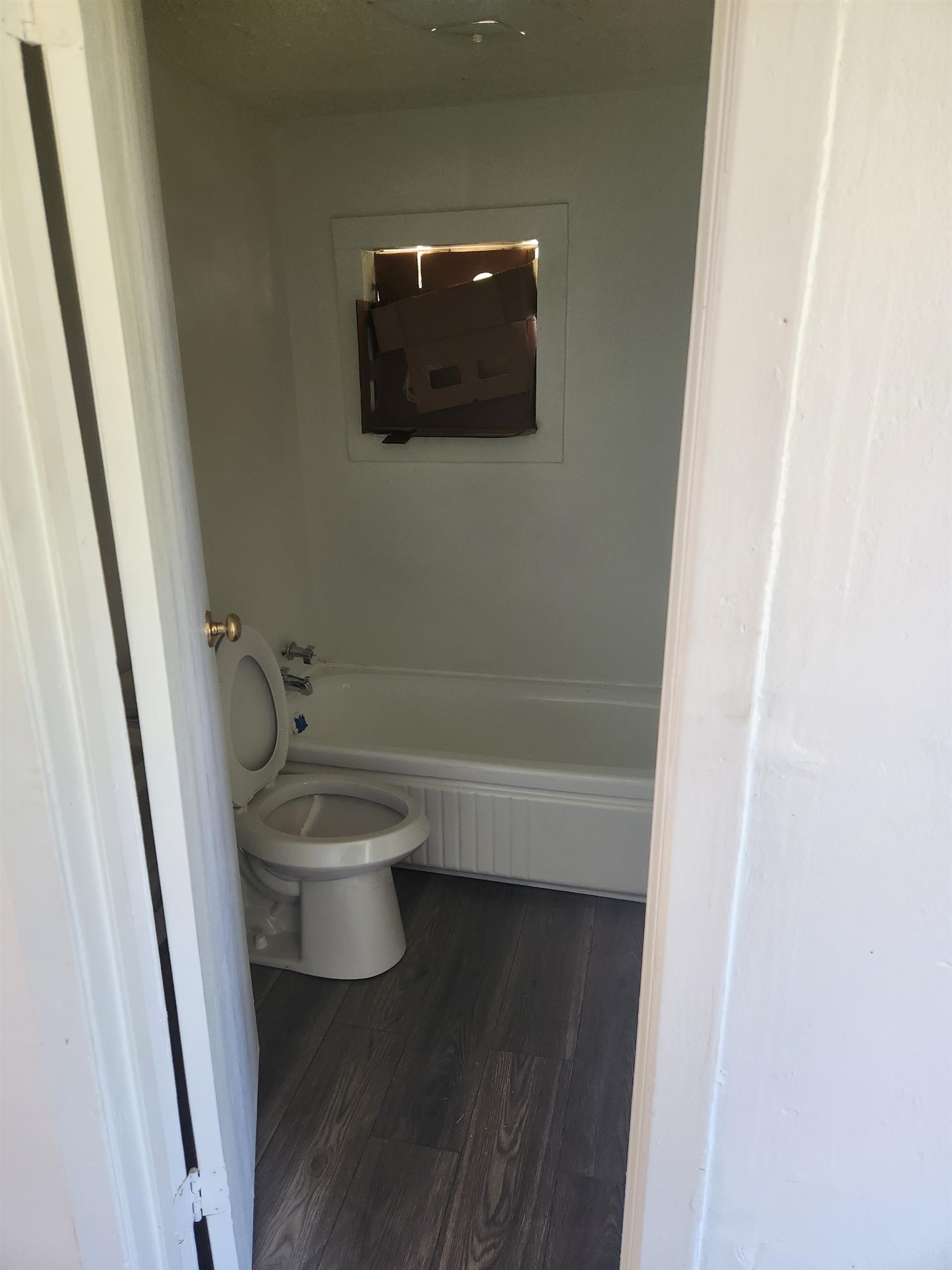 1393 Michigan Street Memphis, TN 38106 - Photo 15 of 27 a bathroom with a toilet a sink and bathtub