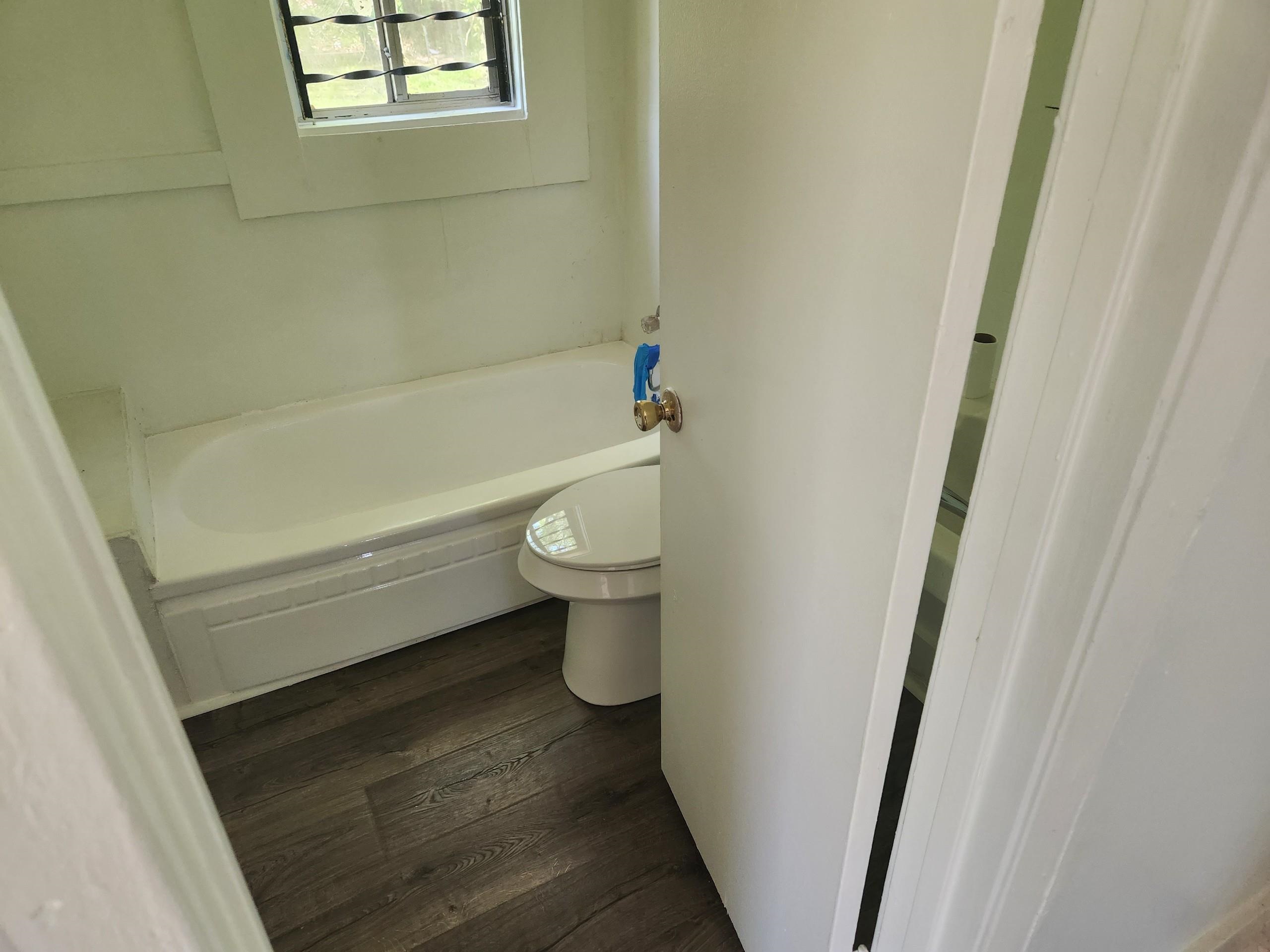 1393 Michigan Street Memphis, TN 38106 - Photo 16 of 27 a bathroom with a toilet and a bathtub