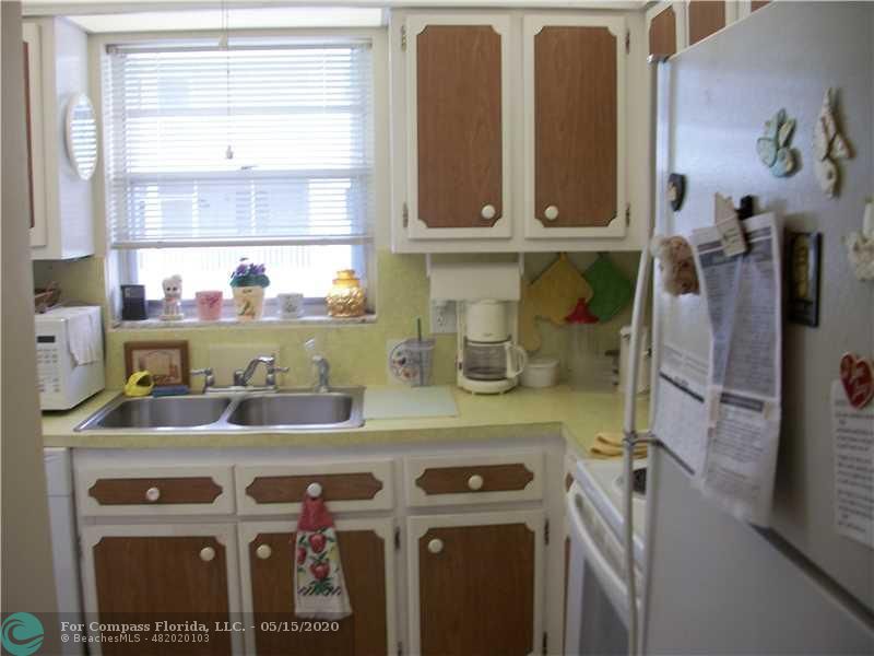 2100 Northeast 38th Street, Unit 135 Lighthouse Point, FL 33064 - Photo 5 of 13 Kitchen