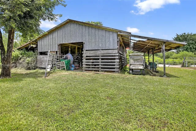 a house view with a outdoor space