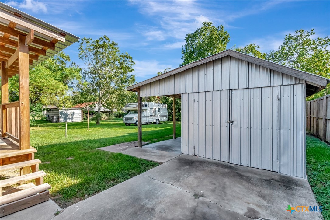 1303 East North Street Victoria, TX 77901 - Photo 27 of 36 a backyard of a house with lots of green space