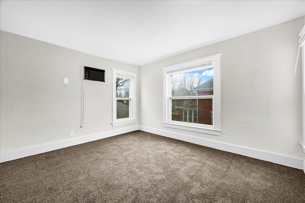 449 North 3rd Avenue Canton, IL 61520 - Photo 21 of 28 an empty room with windows