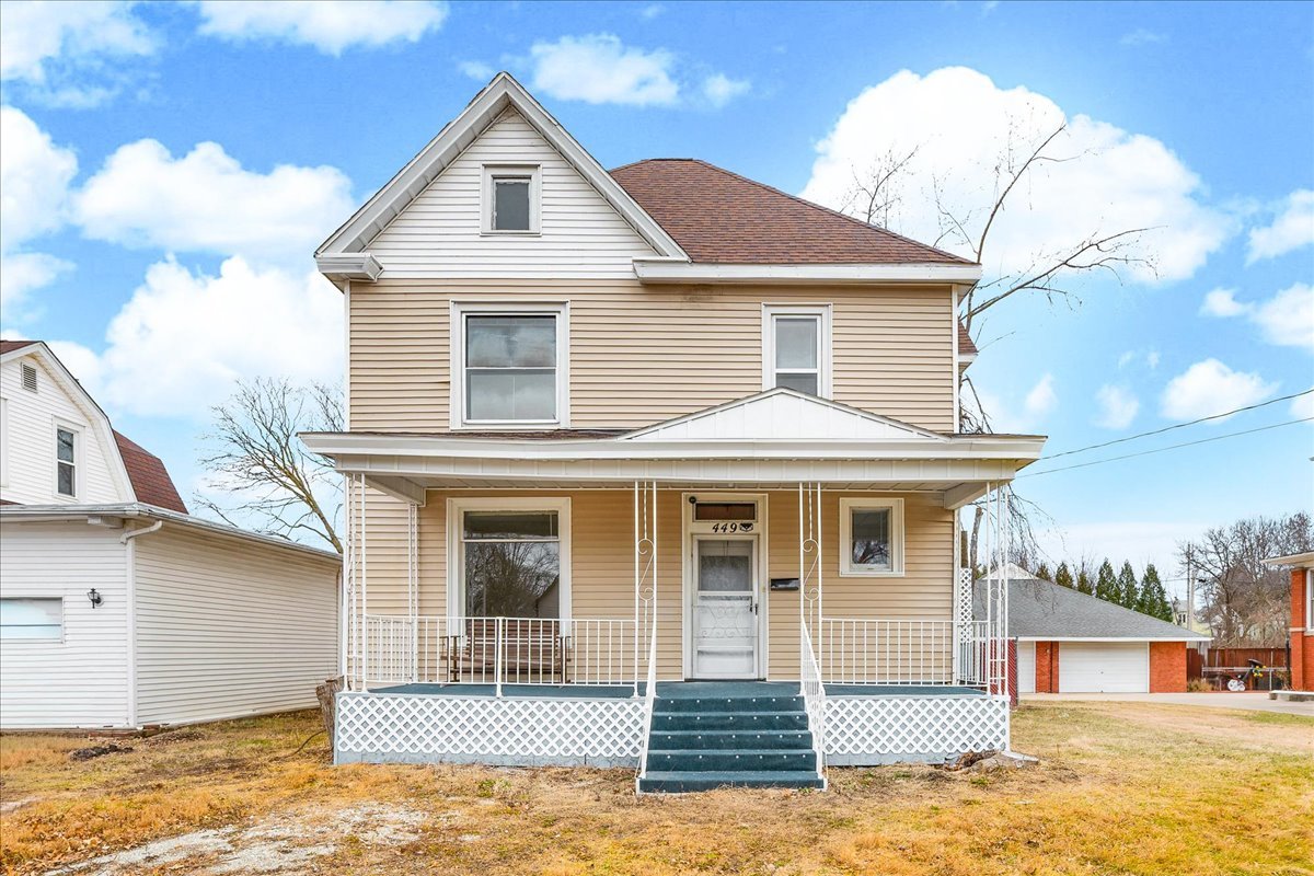 449 North 3rd Avenue Canton, IL 61520 - Photo 25 of 28 a front view of a house with a yard