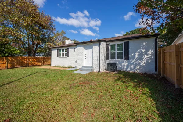 a view of a house with backyard and garden