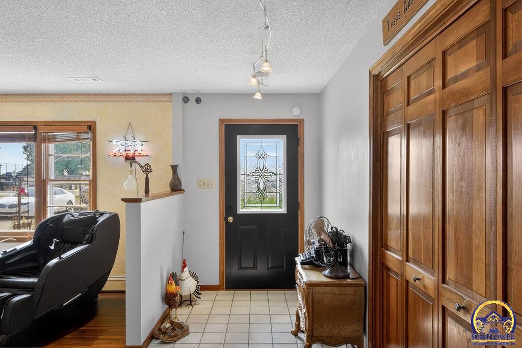 4945 Northwest Rochester Road Topeka, KS 66617 - Photo 4 of 33