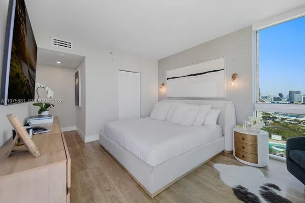 $1,040,000 | 335 South Biscayne Boulevard, Unit 3012, Miami, FL 33131