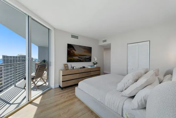 $1,040,000 | 335 South Biscayne Boulevard, Unit 3012, Miami, FL 33131