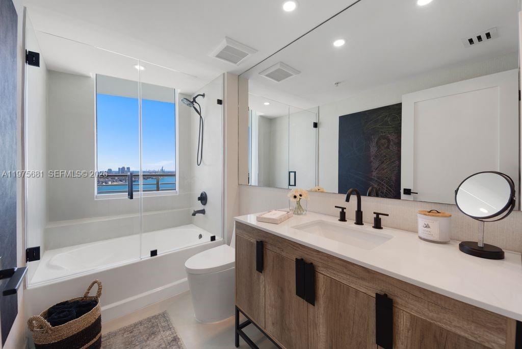 335 South Biscayne Boulevard, Unit 3012 Miami, FL 33131 - Photo 18 of 29