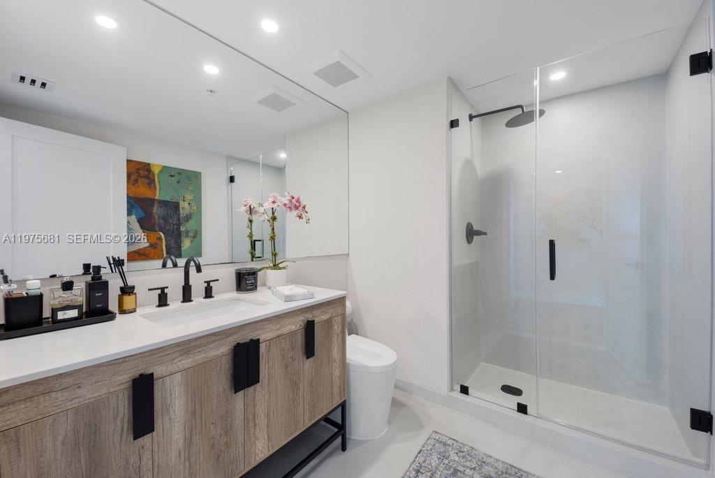 335 South Biscayne Boulevard, Unit 3012 Miami, FL 33131 - Photo 24 of 29 2nd Bathroom