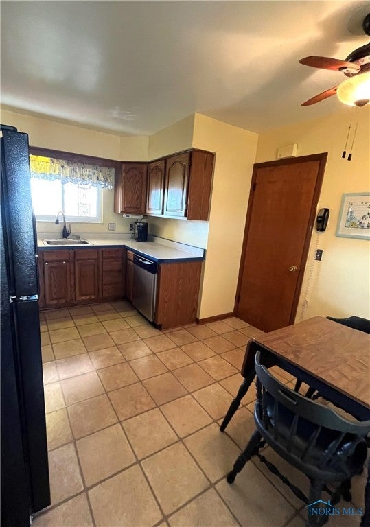 13300 Five Point Road Perrysburg, OH 43551 - Photo 8 of 32 SPOTLESS KITCHEN!