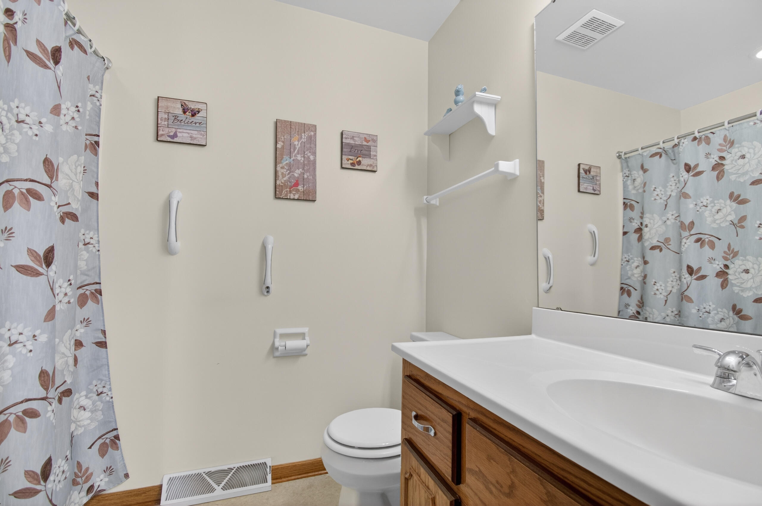 4338 25th Street Kenosha, WI 53144 - Photo 18 of 28 Guest Bath Main Hall