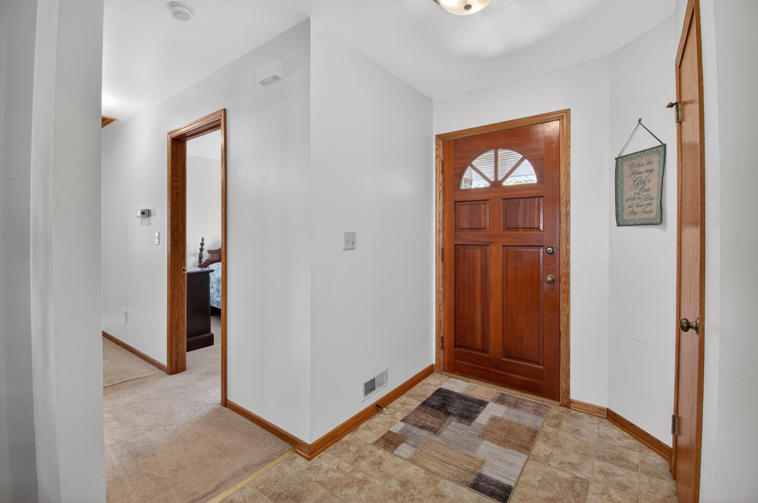 4338 25th Street Kenosha, WI 53144 - Photo 3 of 28 Front Foyer