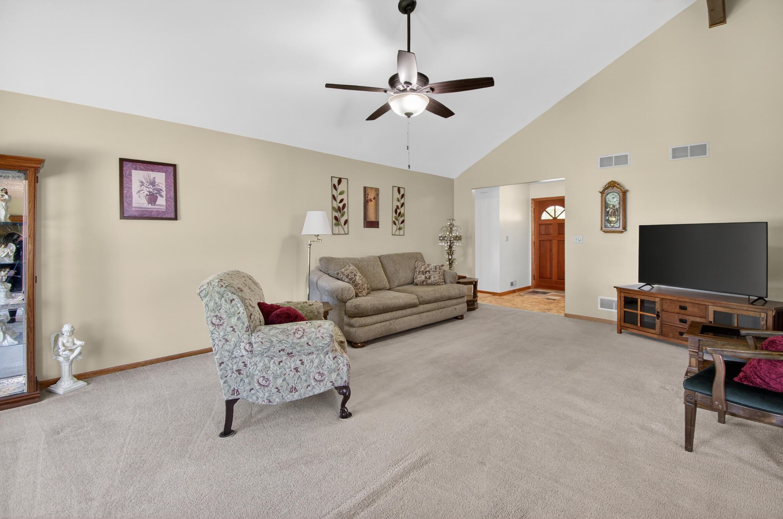 4338 25th Street Kenosha, WI 53144 - Photo 5 of 28 Living Room