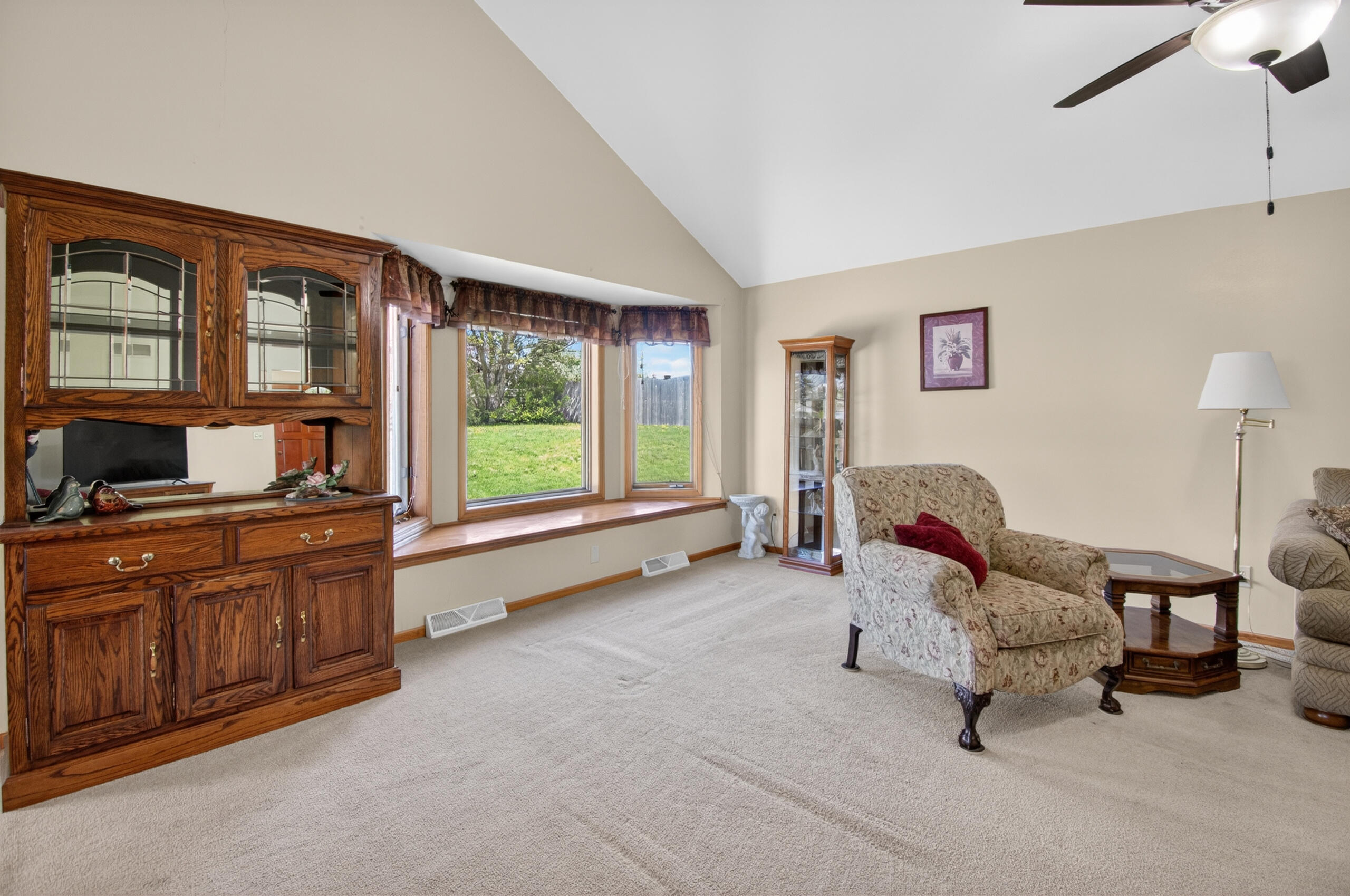 4338 25th Street Kenosha, WI 53144 - Photo 6 of 28 Living Room