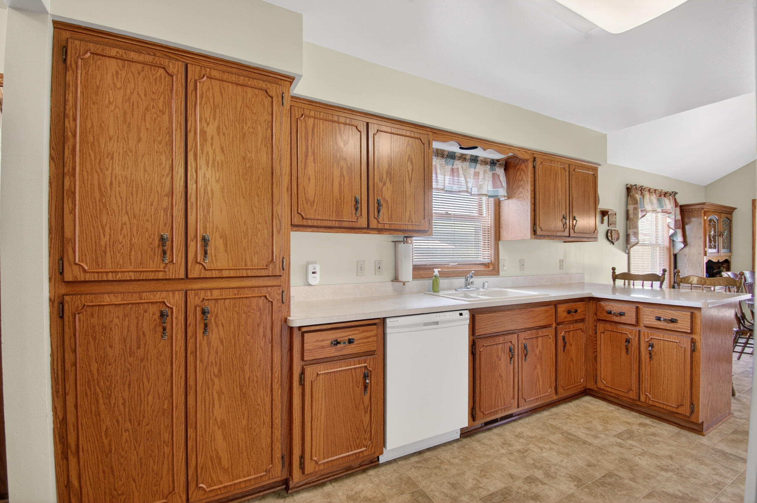 4338 25th Street Kenosha, WI 53144 - Photo 9 of 28 Kitchen