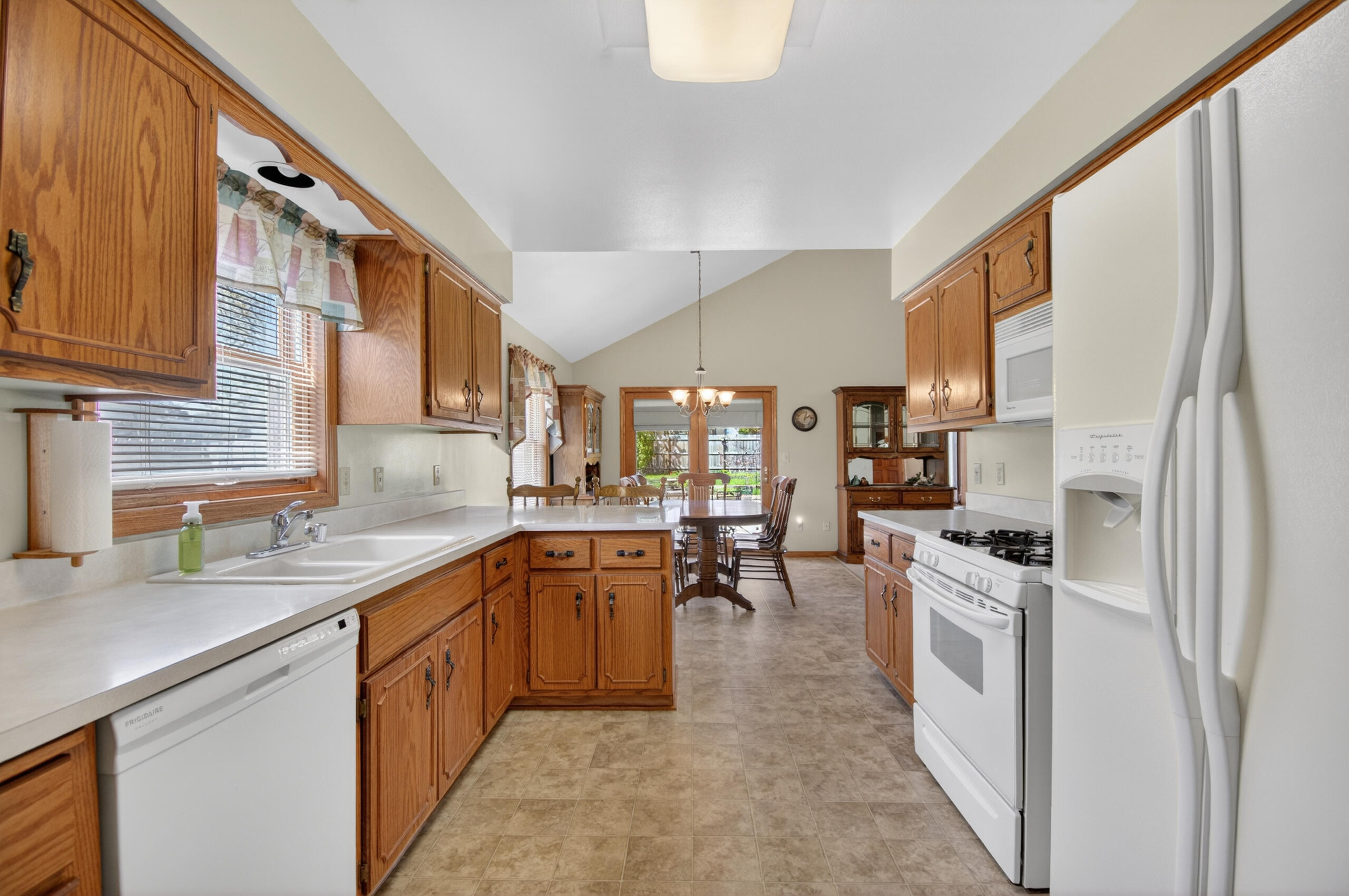 4338 25th Street Kenosha, WI 53144 - Photo 10 of 28 Kitchen