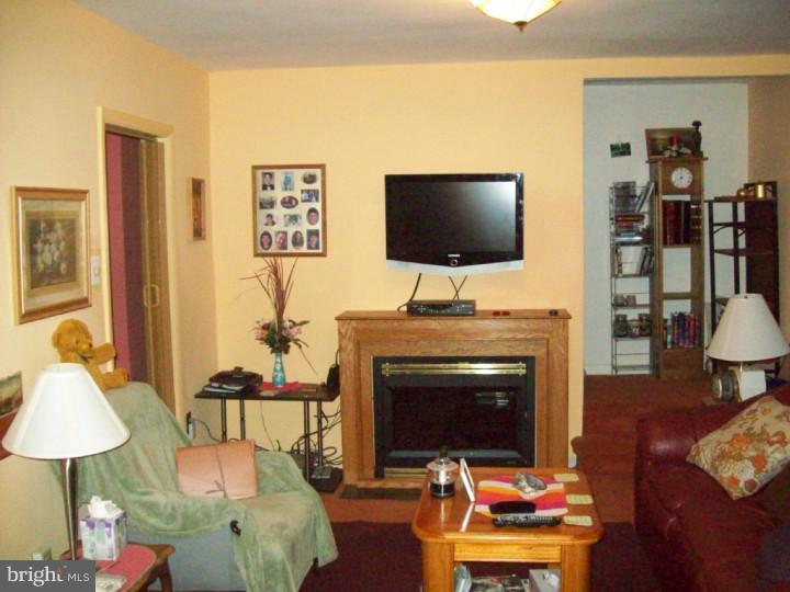 125 Ashley Road Newtown Square, PA 19073 - Photo 2 of 7 Living Room