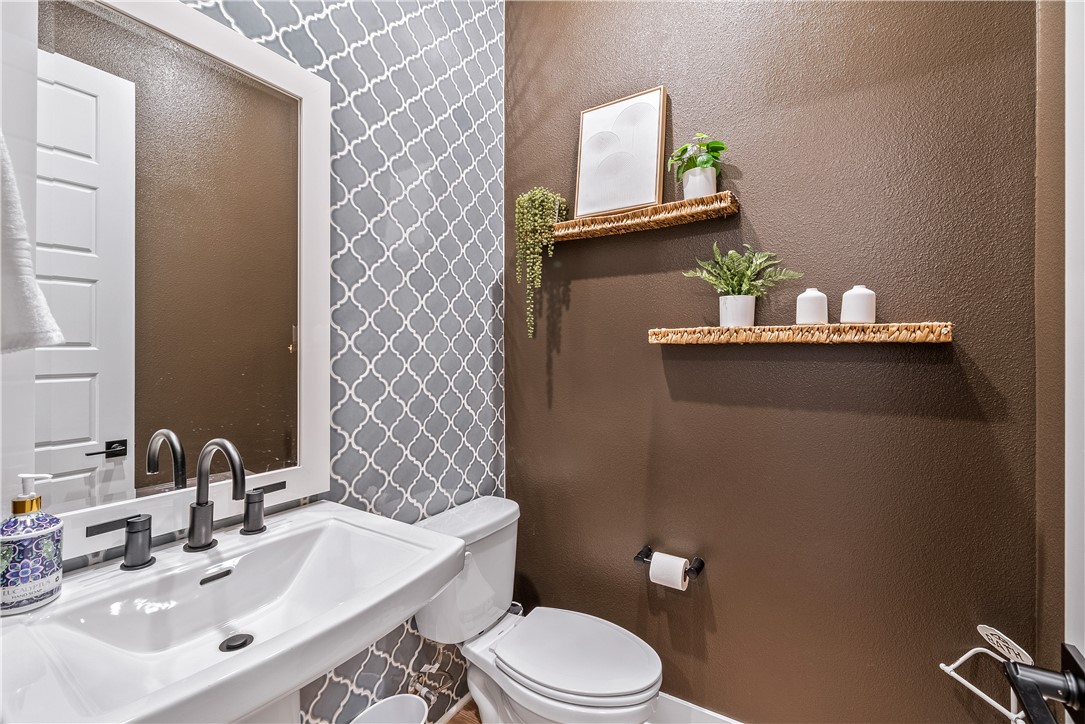 28414 Old Spgs Road Castaic, CA 91384 - Photo 20 of 62 a bathroom with a sink mirror vanity and toilet