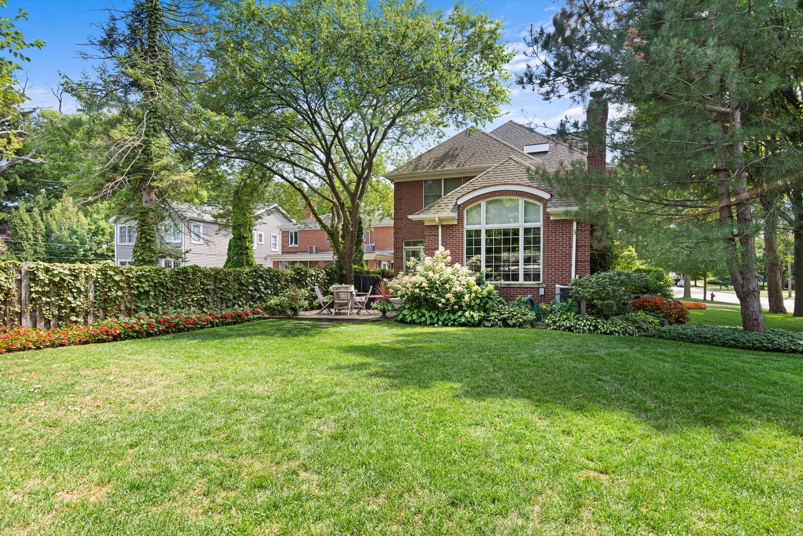700 Harvard Street Wilmette, IL 60091 - Photo 40 of 50 a front view of a house with garden