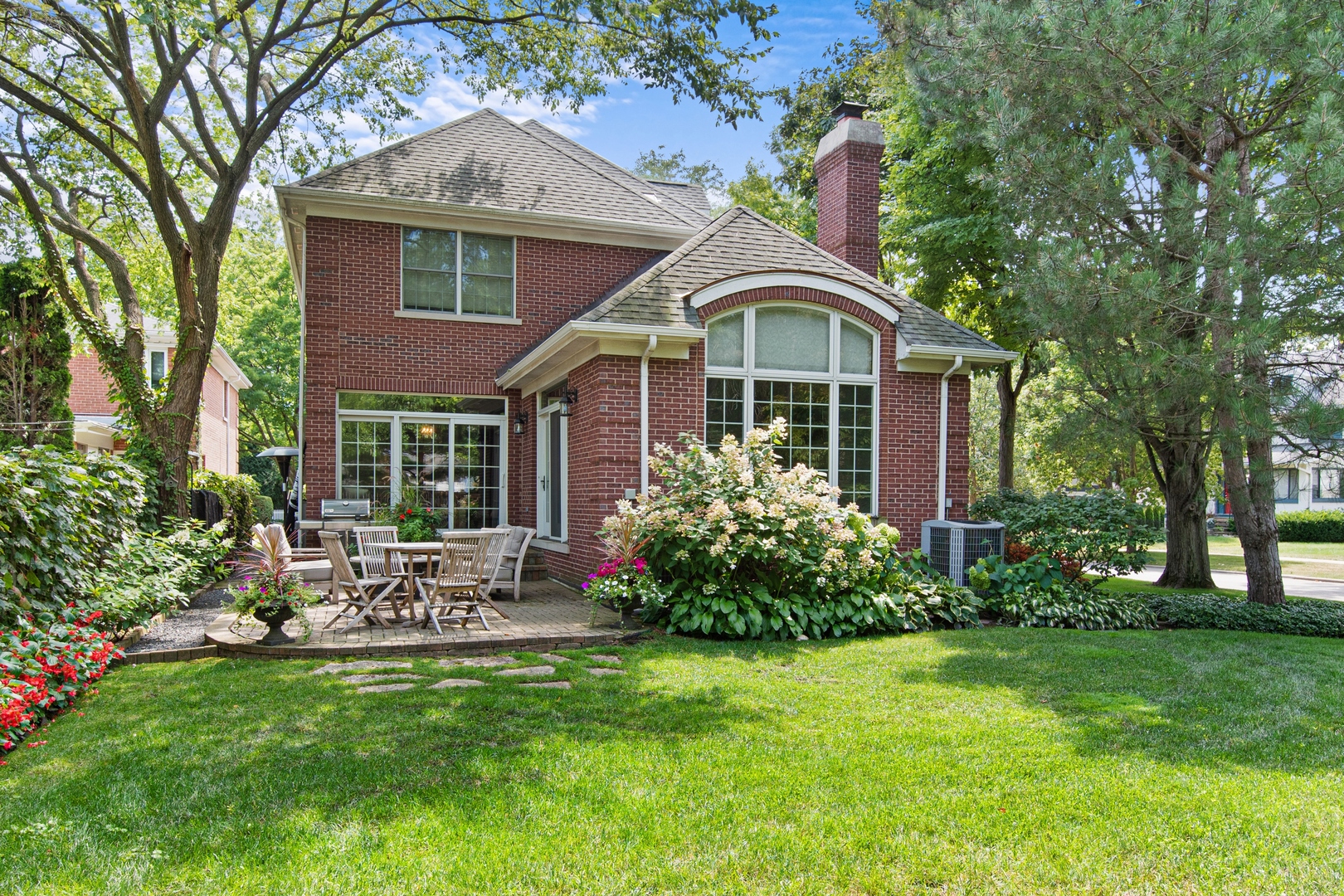 700 Harvard Street Wilmette, IL 60091 - Photo 41 of 50 a front view of a house with garden