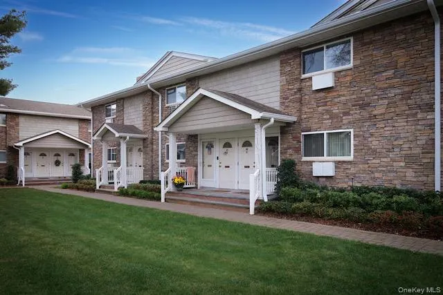 $2,795 | 100 Friendly Court Avenue, Unit L073, Babylon, NY 11704