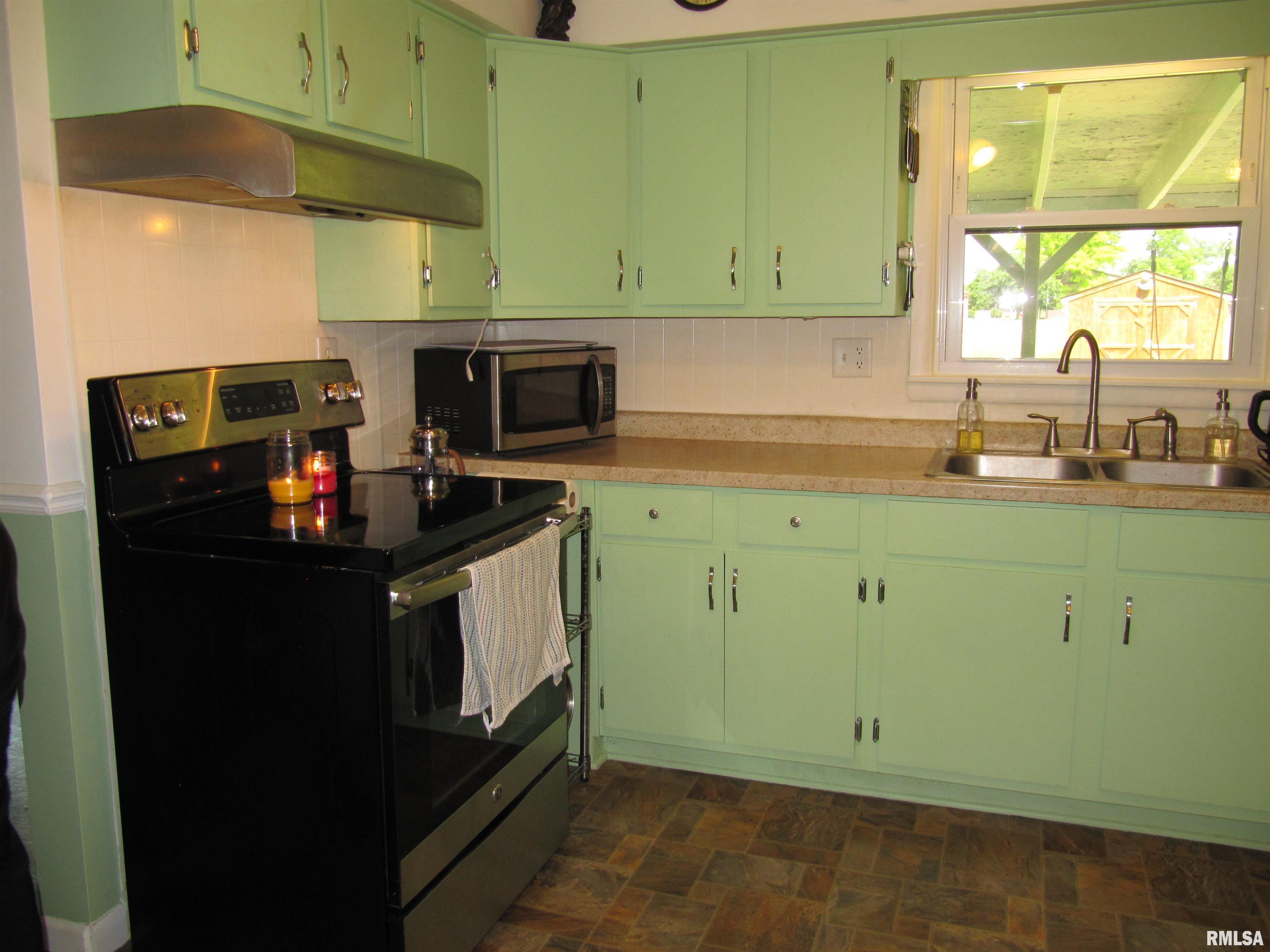 204 Sherwood Park Road Washington, IL 61571 - Photo 13 of 40 Gallery Image 13
