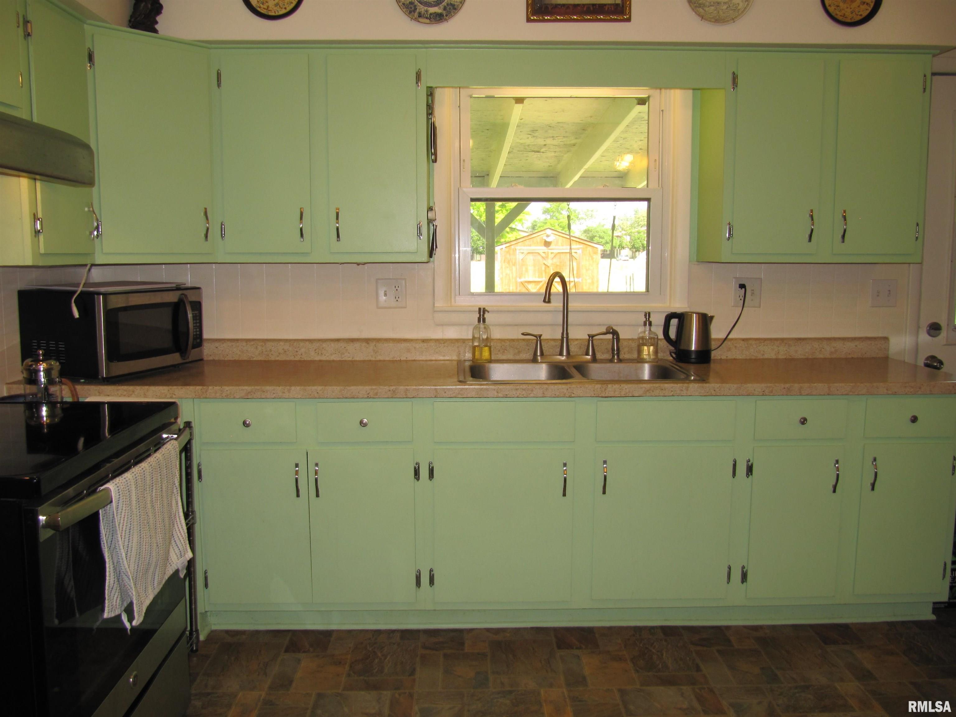 204 Sherwood Park Road Washington, IL 61571 - Photo 14 of 40 Gallery Image 14