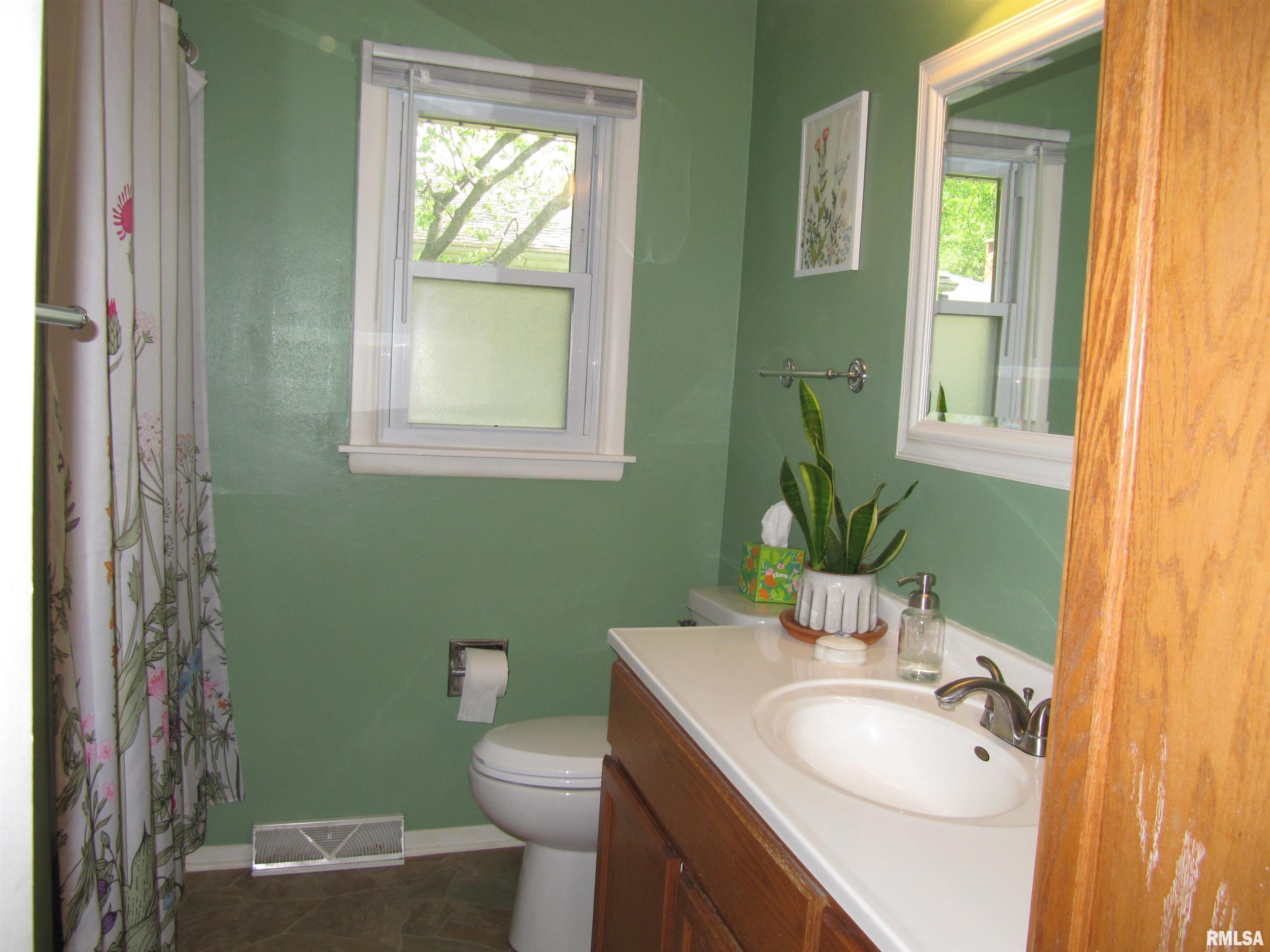 204 Sherwood Park Road Washington, IL 61571 - Photo 19 of 40 Gallery Image 19