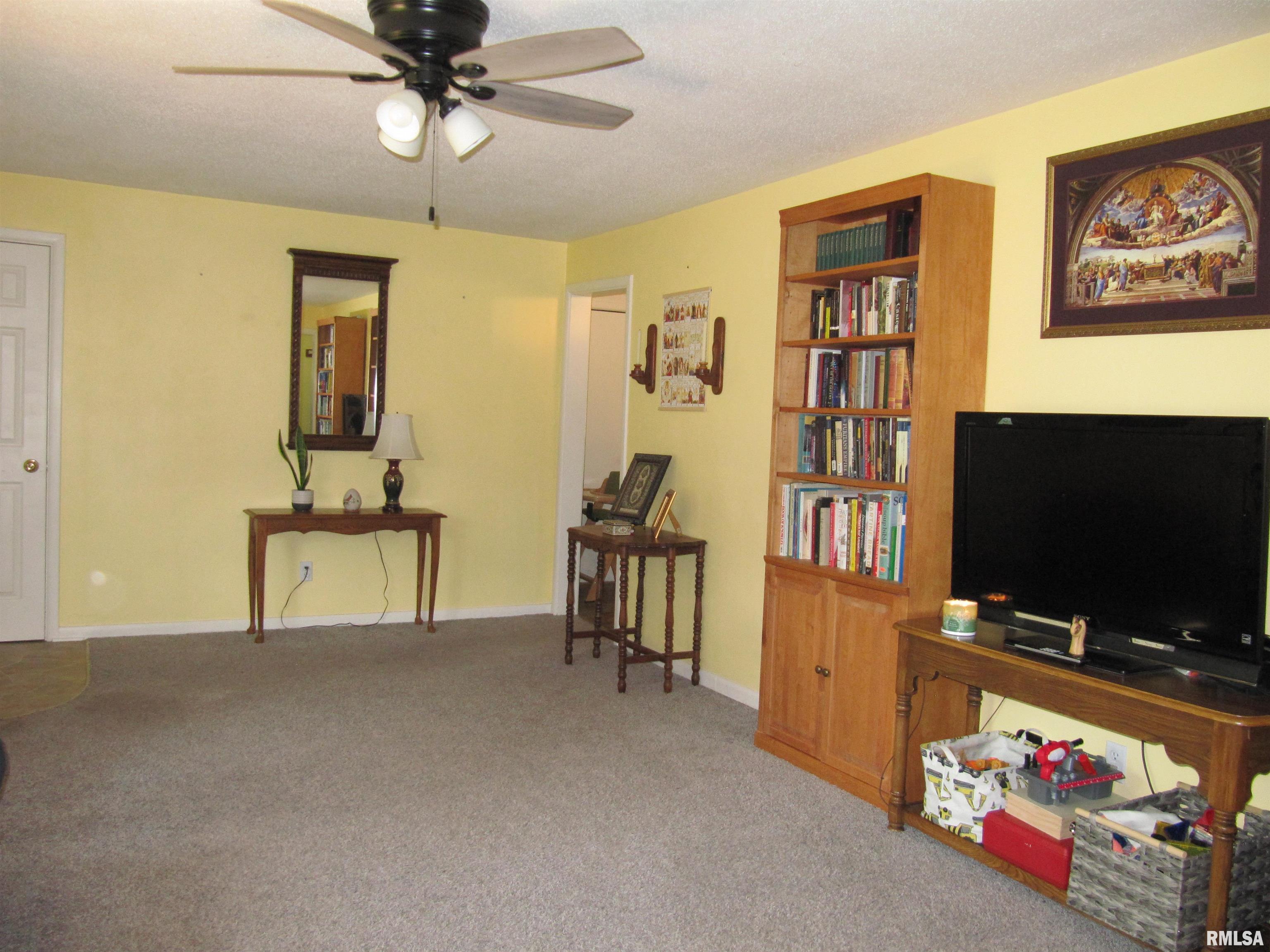 204 Sherwood Park Road Washington, IL 61571 - Photo 2 of 40 Gallery Image 2