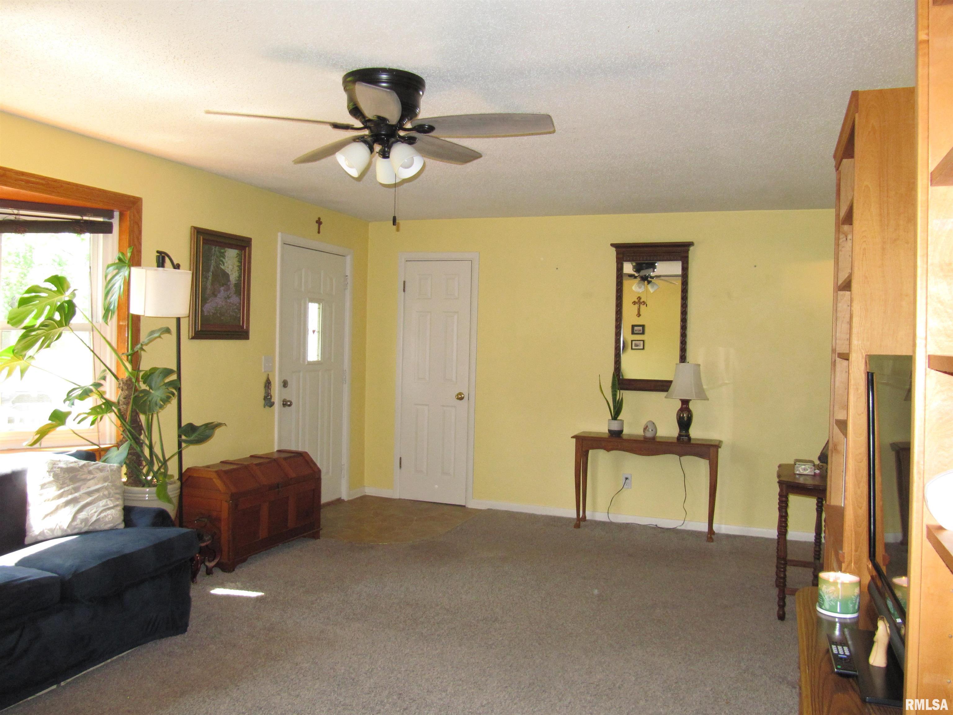 204 Sherwood Park Road Washington, IL 61571 - Photo 3 of 40 Gallery Image 3