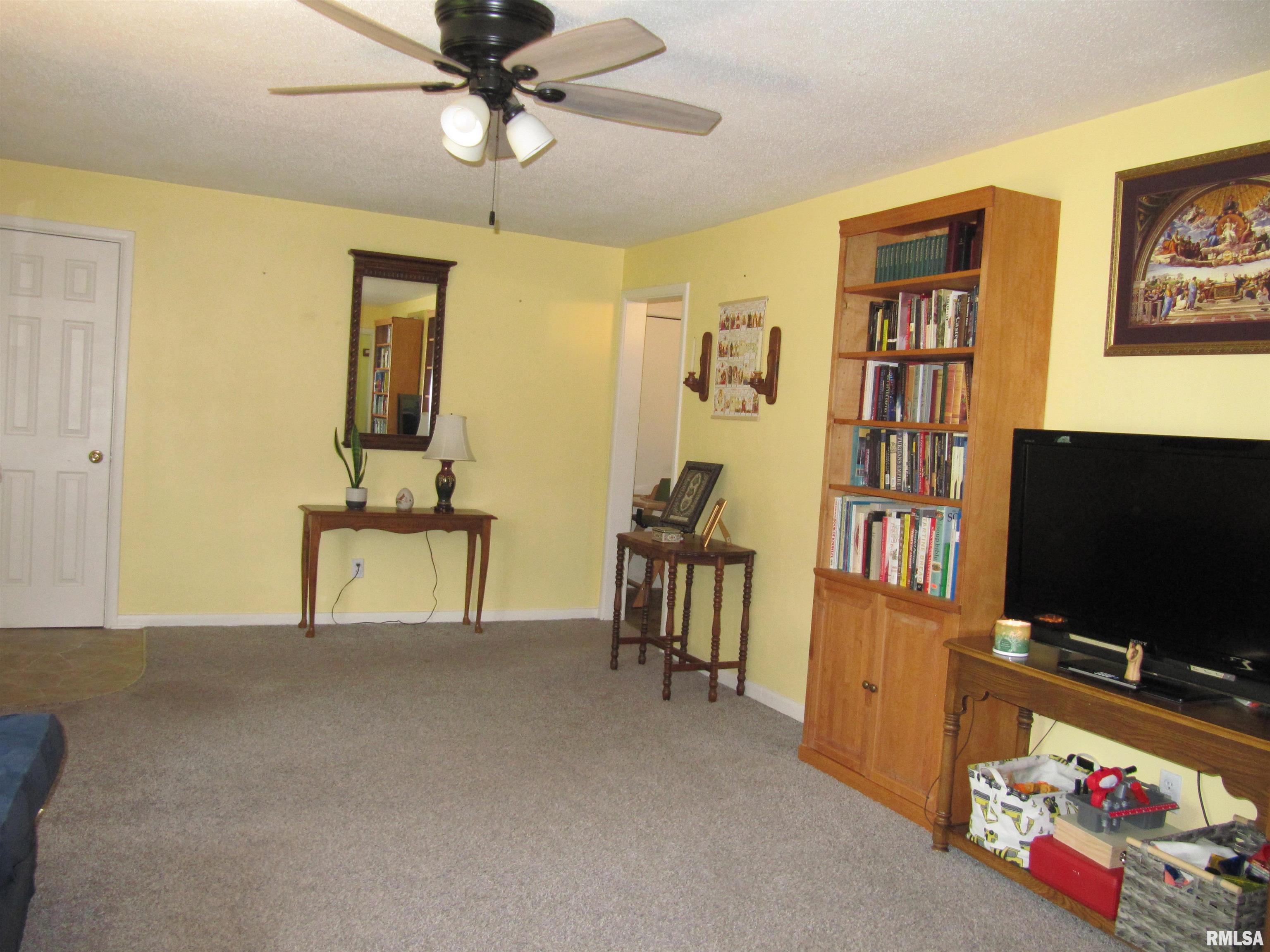 204 Sherwood Park Road Washington, IL 61571 - Photo 6 of 40 Gallery Image 6