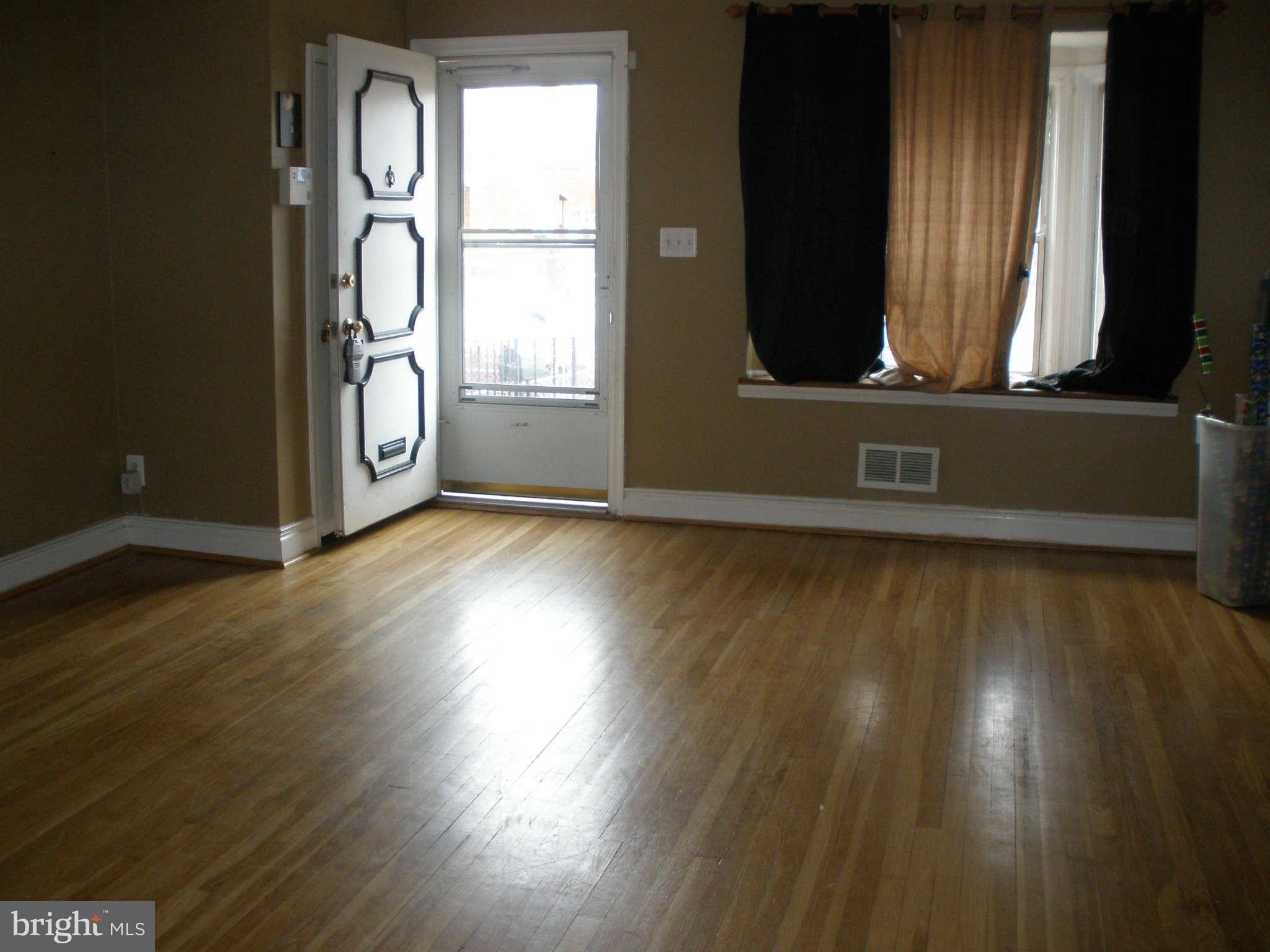 964 Arncliffe Road Baltimore, MD 21221 - Photo 3 of 16 Living Room